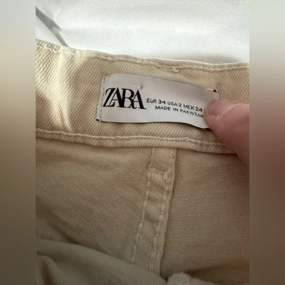 Zara Cream Straight Leg Jeans Raw Hem High Waist Super Cute and Stylish EUC